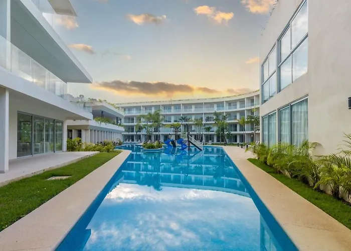 Stylish With Private Balcony, Pool And Gym
