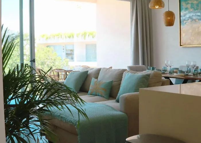 Stylish With Private Balcony, Pool And Gym *