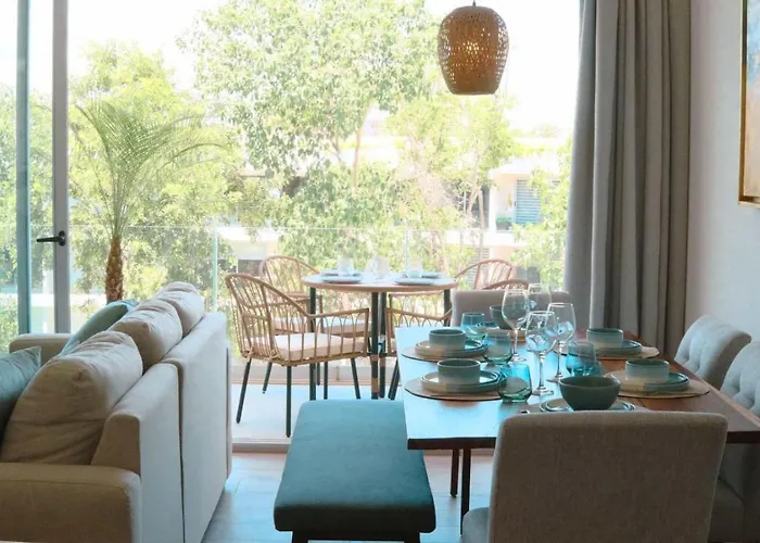 Stylish With Private Balcony, Pool And Gym *