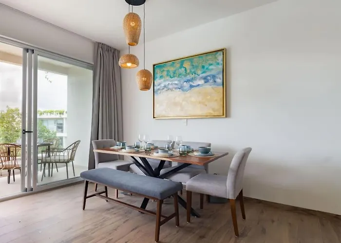 Stylish With Private Balcony, Pool And Gym Holiday home *