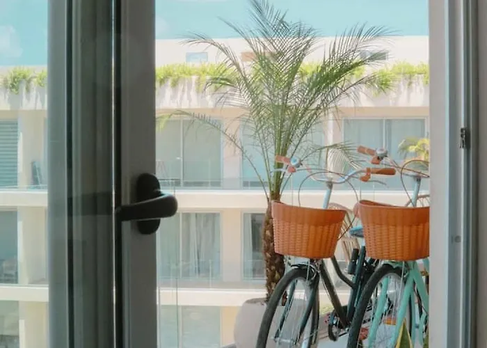 Stylish With Private Balcony, Pool And Gym Holiday home